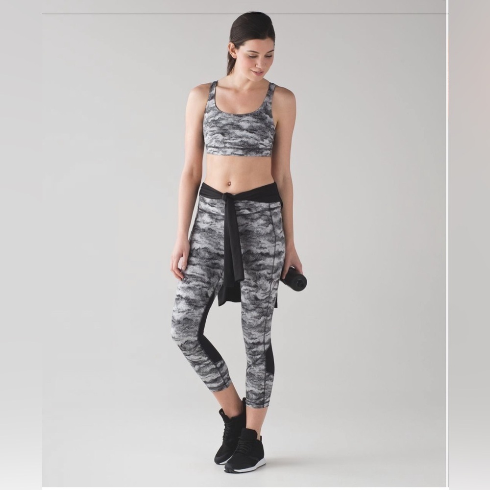 Lululemon Pace Rival Crop (22")
Power Luxtreme Hazy Days Black White / Black